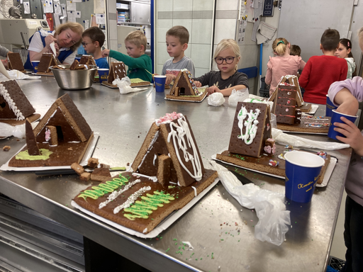 Hexenhäuschen aus Lebkuchen verzieren