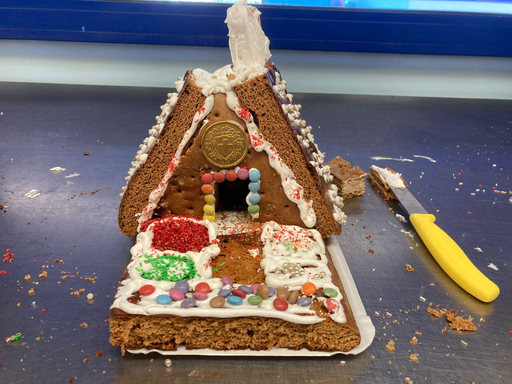 Hexenhäuschen aus Lebkuchen verzieren