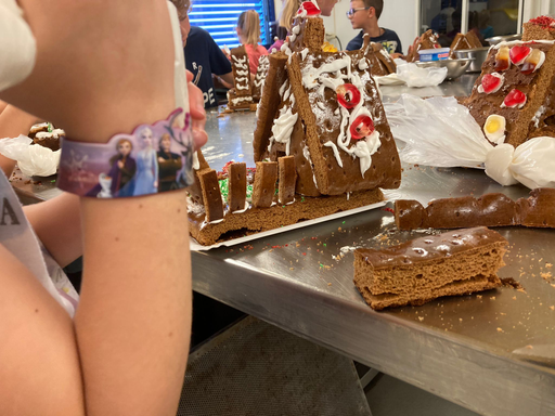 Hexenhäuschen aus Lebkuchen verzieren