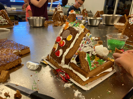 Hexenhäuschen aus Lebkuchen verzieren