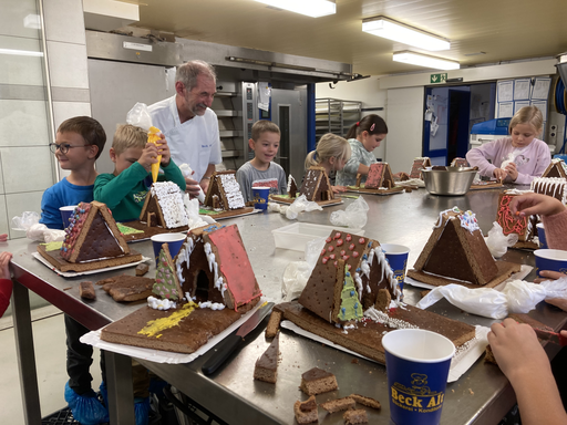 Hexenhäuschen aus Lebkuchen verzieren