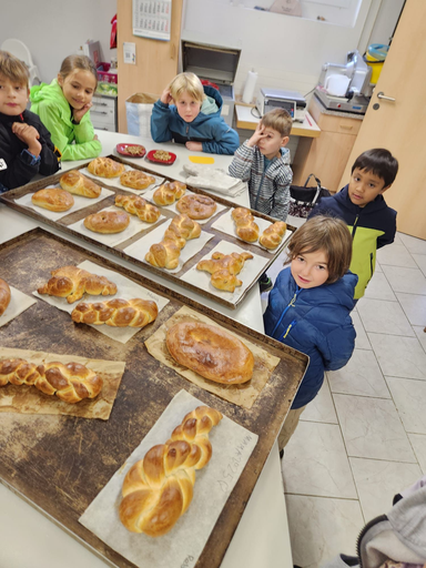 Bauernhofbesuch mit Zopfteigtierli backen