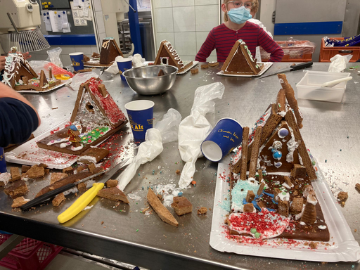 Hexenhäuschen aus Lebkuchen verzieren