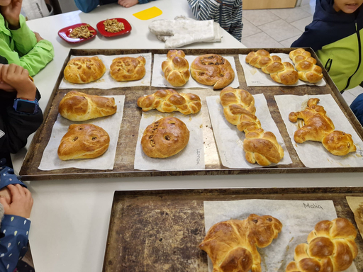 Bauernhofbesuch mit Zopfteigtierli backen
